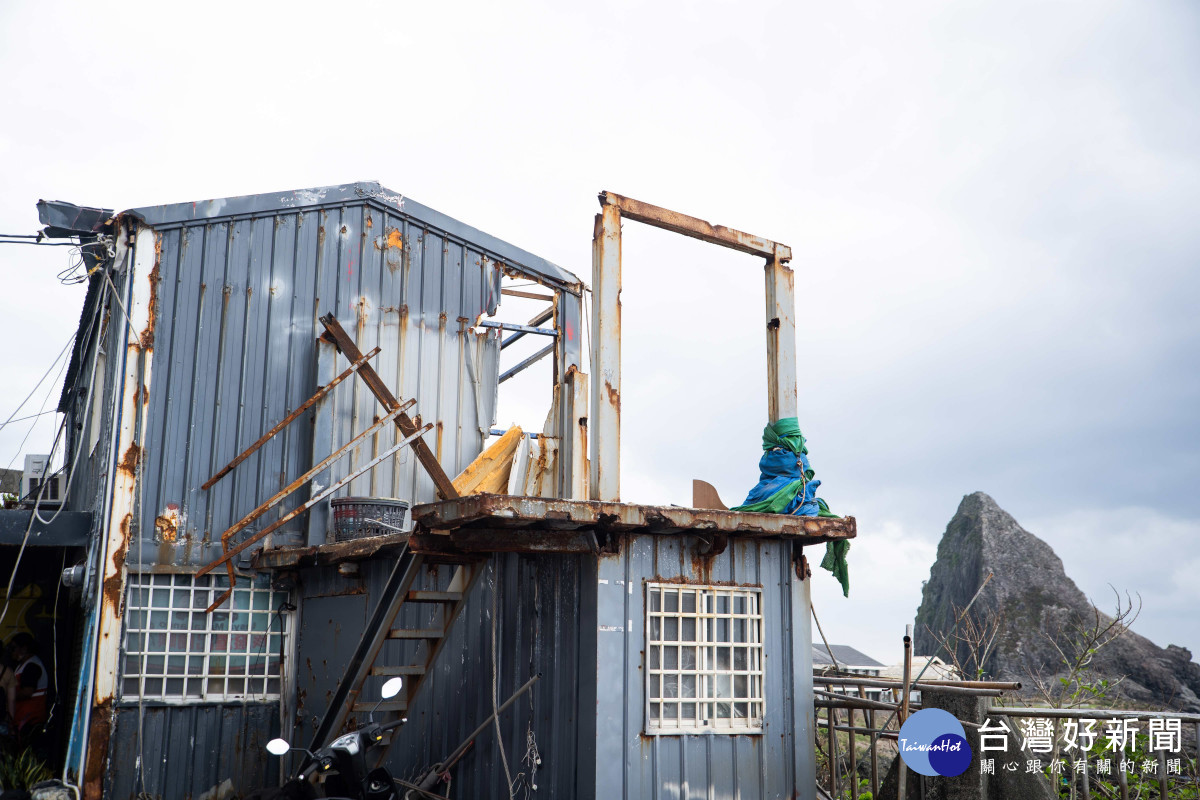 自10月4日小犬颱風強襲蘭嶼，轉眼災後近一個月，遭破壞的房舍殘骸仍在島上隨處可見 (台灣世界展望會提供)