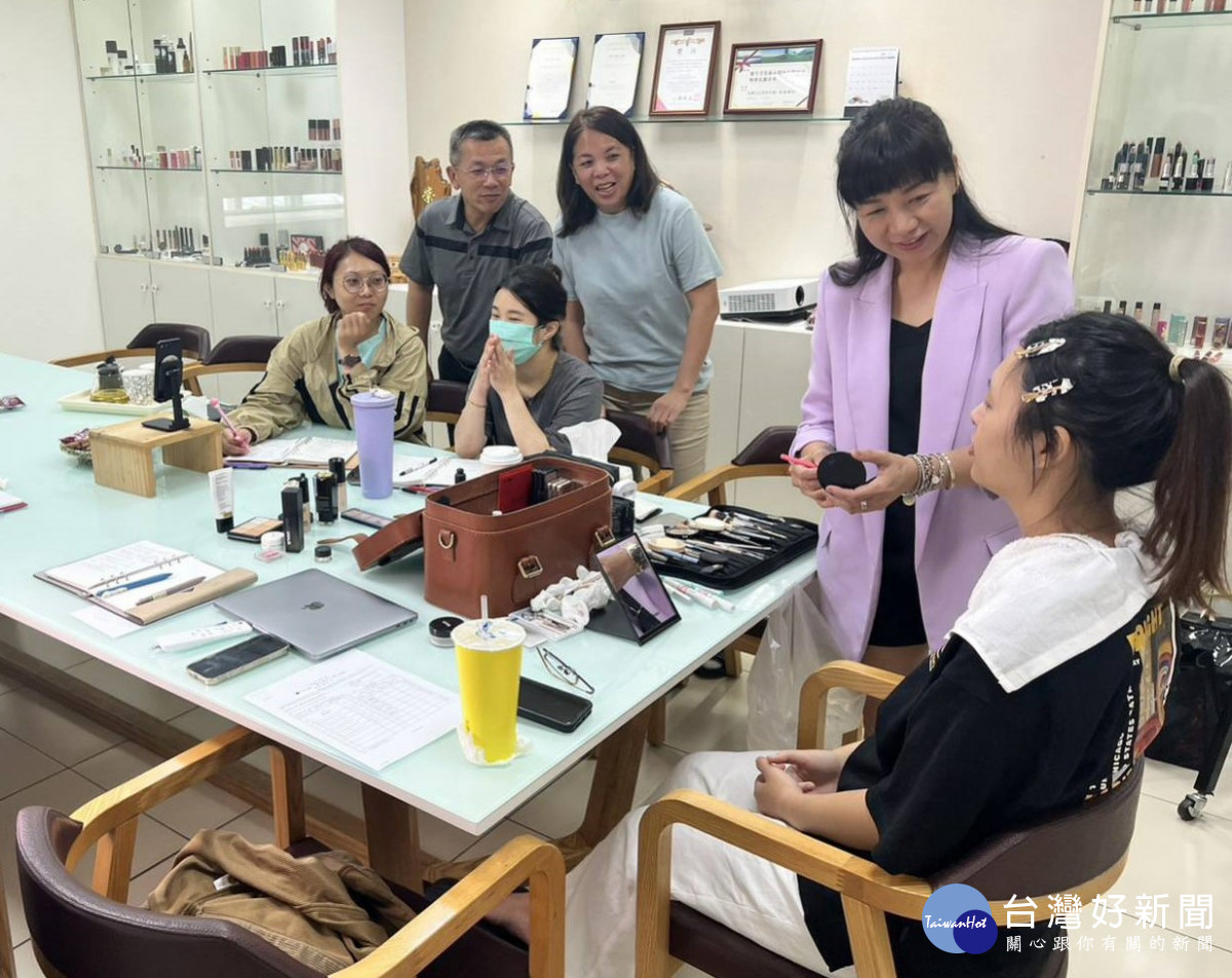 慶生堂申請勞動部補助企業辦訓計畫，讓員工進行美妝產品銷售表達訓練。