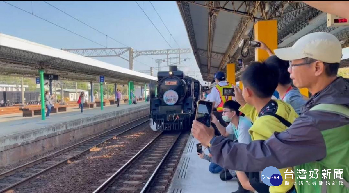 一早由1941年出廠的DT－668蒸汽老火車頭從彰化火車站出發到二水鄉，吸引很多愛好鐵道迷搭乘前往二水。圖／記者鄧富珍攝