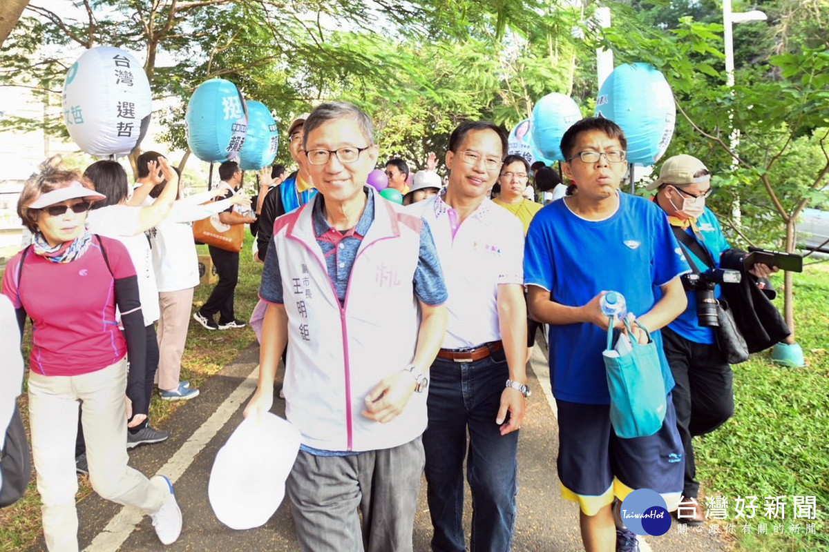 桃園市副市長王明鉅與市民朋友們一起健走。