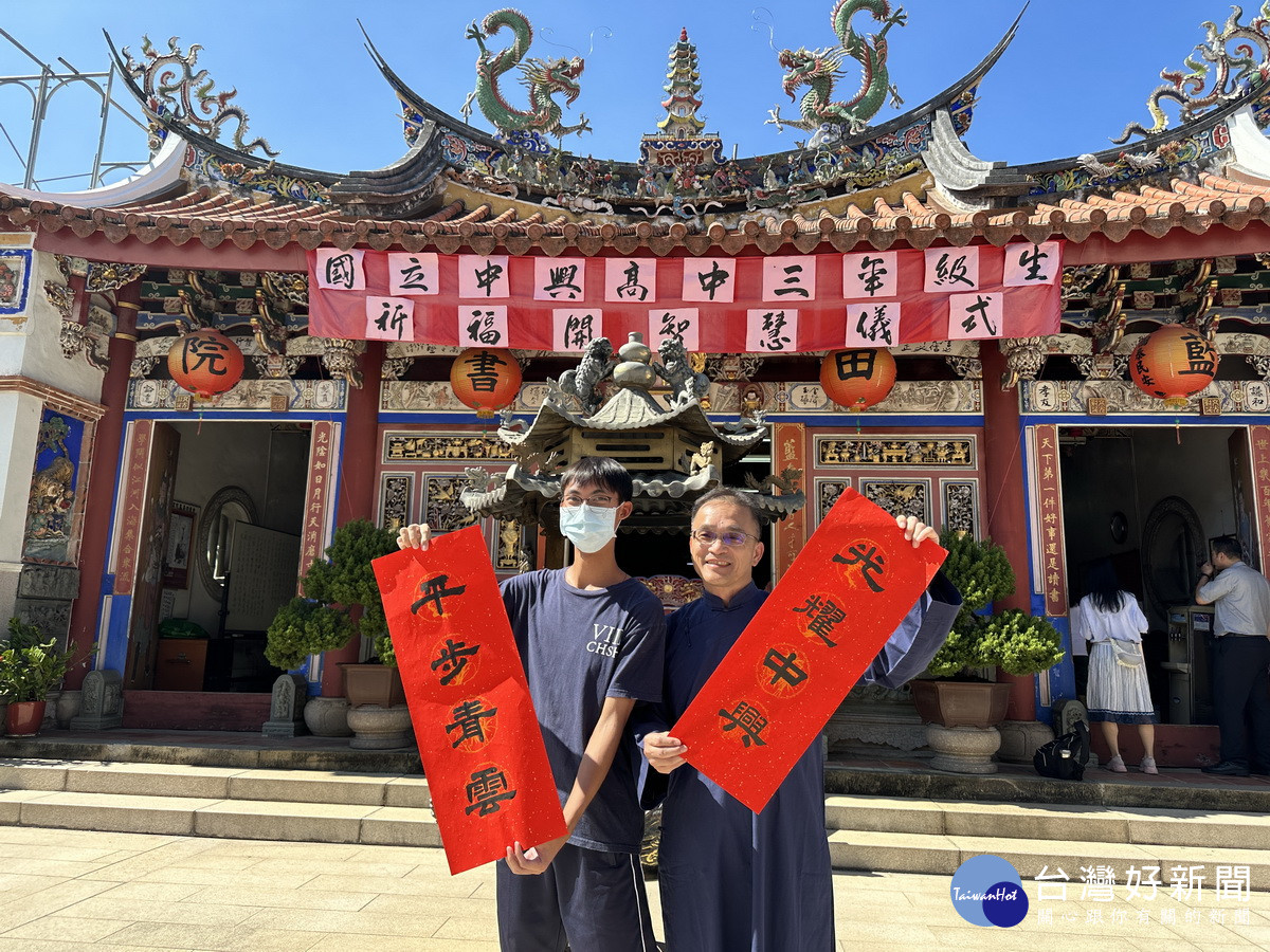 陳校長祝福同學平步青雲光躍中興。（記者扶小萍攝）