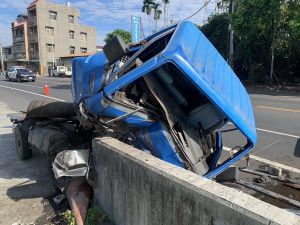 小貨車駕駛疑因精神不濟自撞裕民橋橋墩／警方提供