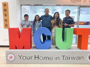 明志科大劉祖華校長(左三)、劉豐瑞教務長(右一) 與校內同仁於國際事務處合影，國際事務處除了協助海外學子了解明志資訊，更於每年暑期舉辦語言文化營，以增加學生國際視野。