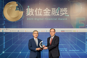 中壽獲數位金融獎-數位普惠金質獎殊榮，由金管會主委黃天牧(左)頒獎，李正偉資深副總代表領獎。