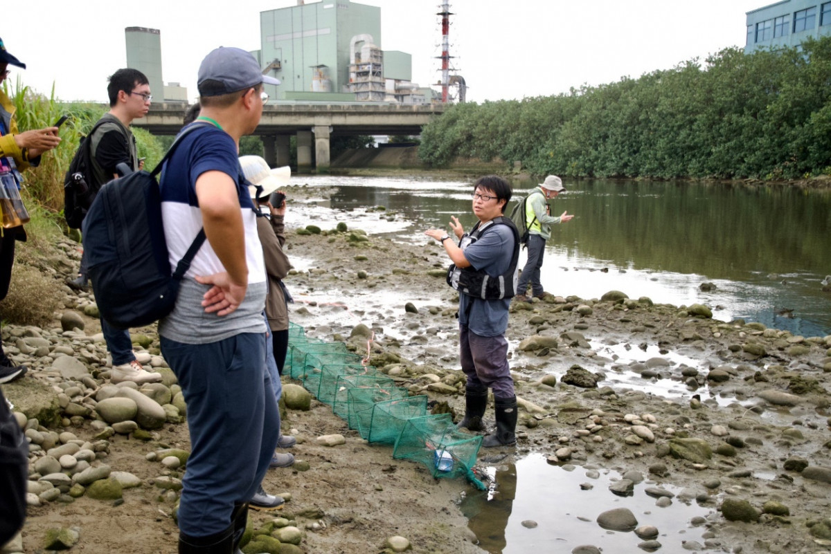 張惟哲博士於老街溪口濕地，進行魚類及底棲生物調查方法說明。