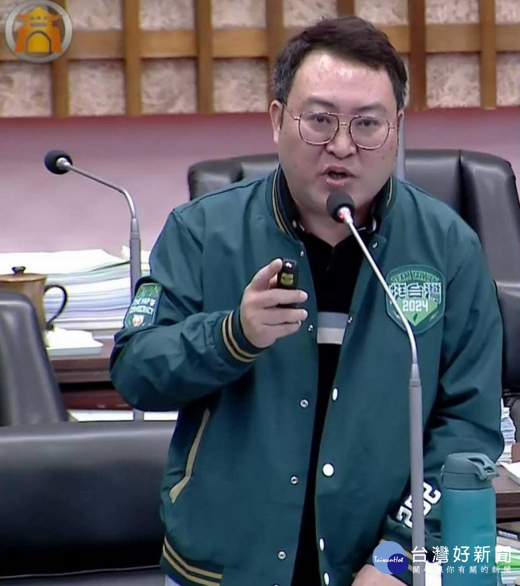 ▲高市議員黃彥毓表示，以為是藍白合作第一槍，仔細看了李明璇的背景，才發現原來是場中共同路人認親大會。