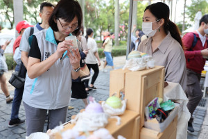 .竹市週末星光夜「Chill爽市集」登場，竹市府秘書長張治祥逛市集，體驗文青小旅行。