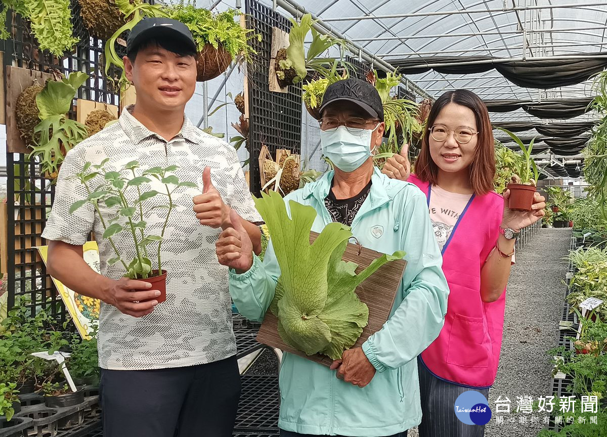 阿山哥(中)超開心能遇到那麼好的副總黃仁祥(左)及感謝台南就業中心就服員潘宜玟(右)爭取這份工作