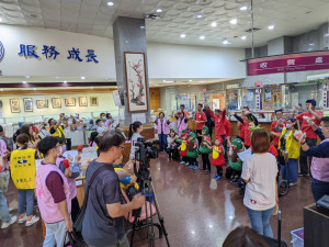 「十方慢飛天使」快閃兩首歌舞表演。