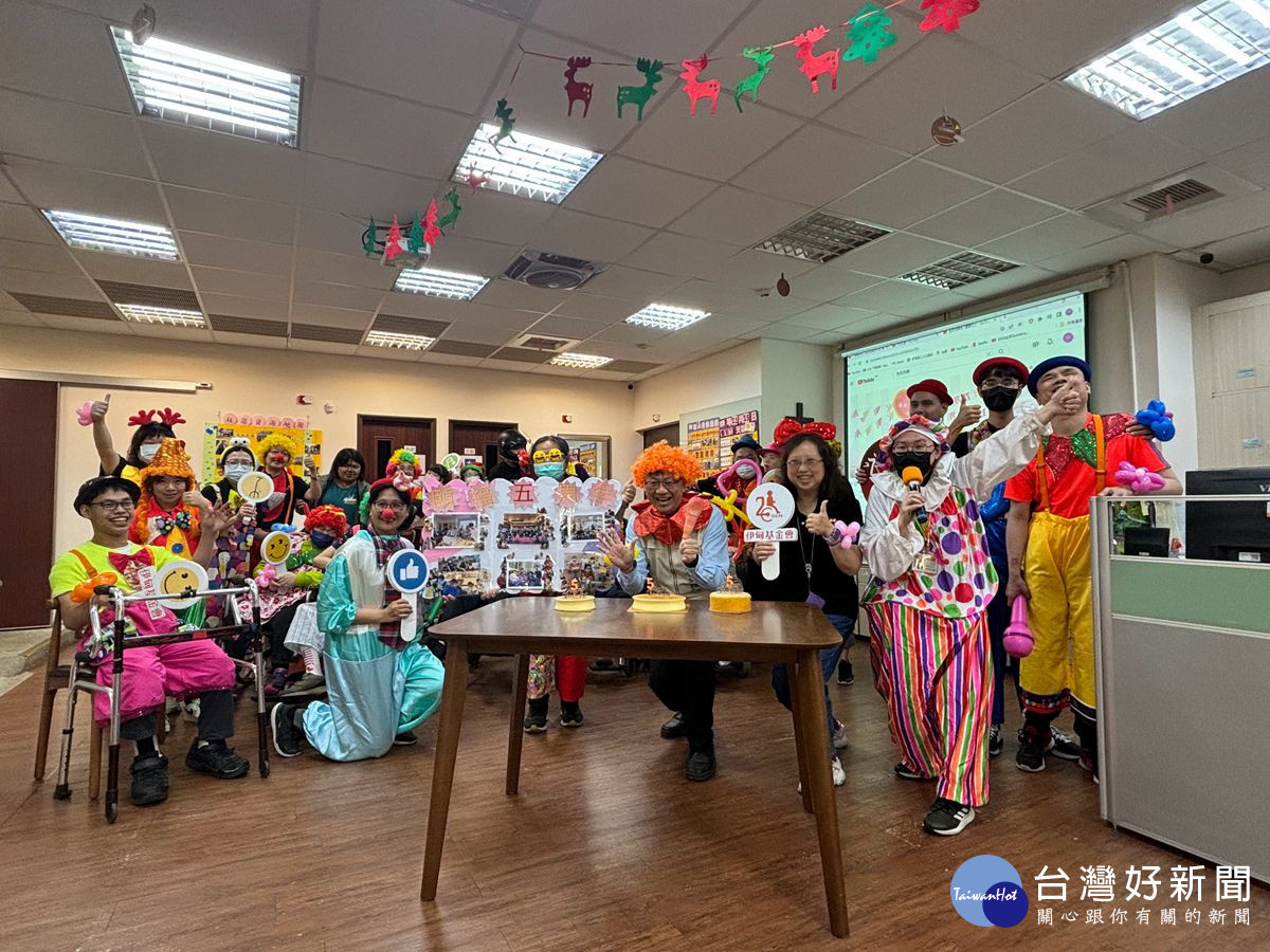 伊甸頤福社區式長照機構5周年生日，身障學員與老師一起歡慶
