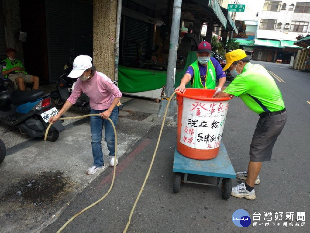 ▲里長及環保志工自製洗衣粉水噴灑桶。