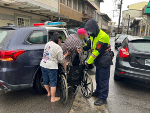 獨居老翁電動車拋錨路中，員警援助平安返家。