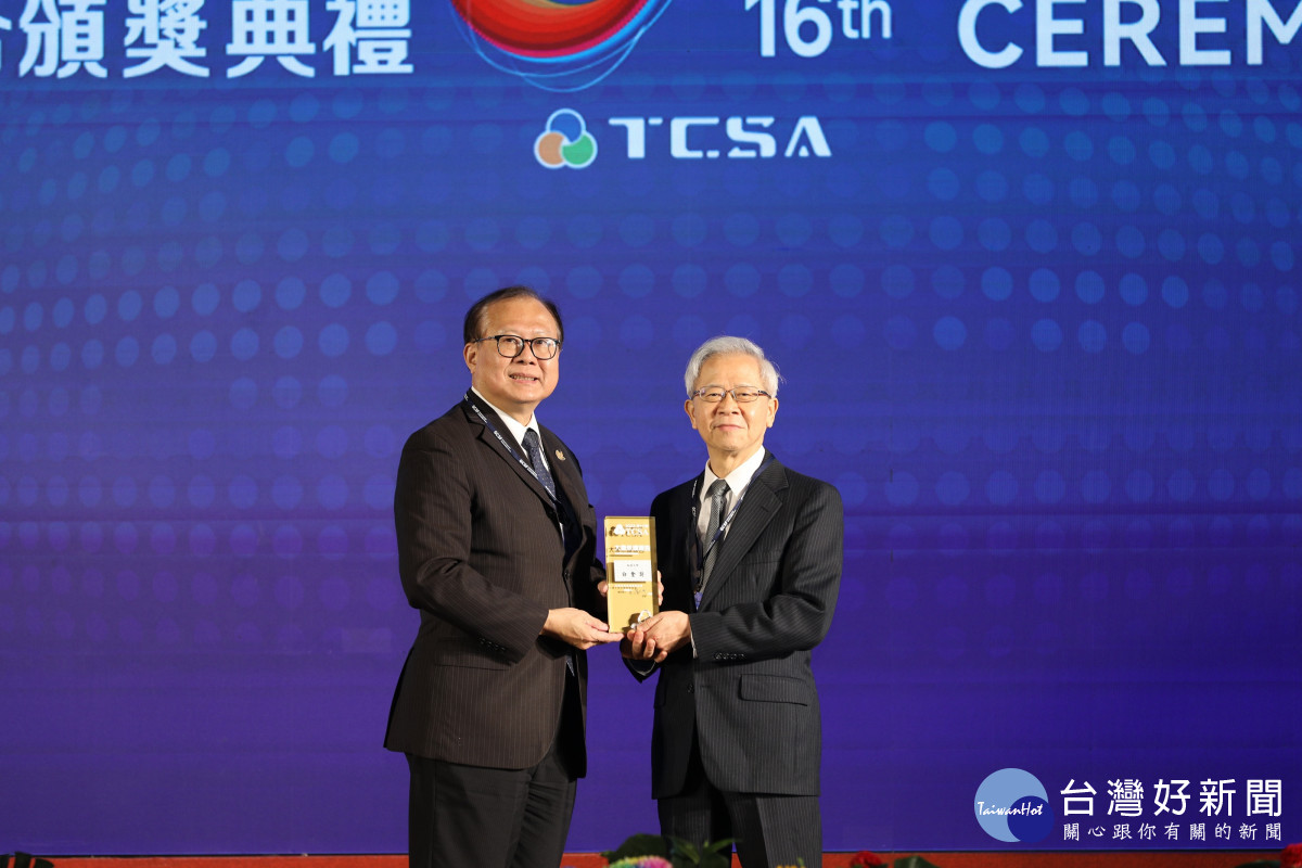 長庚大學湯明哲校長(圖右)從行政院蘇俊榮人事長(圖左)接下「2023 TCSA台灣企業永續獎」