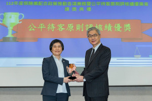 中壽連五度獲公平待客績優，再寫新頁，由金管會主委黃天牧(右)頒獎予中壽總經理黃淑芬。