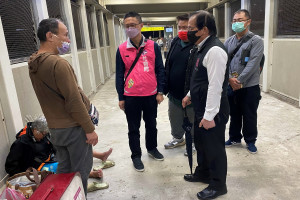 冷氣團來襲協助街友抗寒，桃市社會局啟動低溫關懷機制進行夜訪送暖。