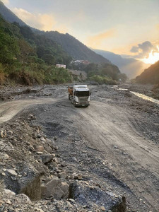 利用砂石車傾倒營建廢棄物等廢土。（圖/警方提供）