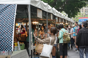 「低碳餐桌市集」里仁與綠色餐飲指南聯手邀請眾多蔬食餐廳夥伴、在地小農、手作職人等逾80個特色攤位