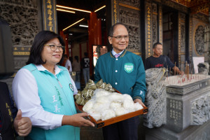 立法院長游錫堃南下嘉義，前往嘉邑九華山地藏庵參拜，贈送王美惠粽子祝福「包中」/林詩涵翻攝