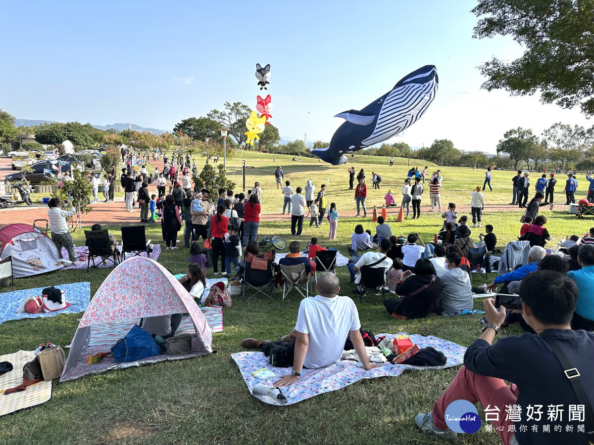 上千名大小朋友觀賞30米大型藍鯨風箏放飛。