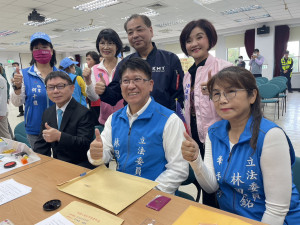 林思銘前往新竹縣選委會辦理參選登記。