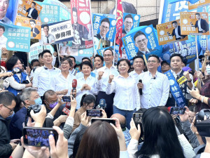 國民黨黨主席朱立倫、台中市長盧秀燕率楊瓊瓔等8位立委參選人及民眾黨立委參選人蔡壁如前往聯合登記。