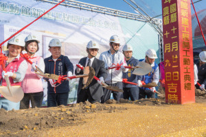 市長及來賓執鏟動土。