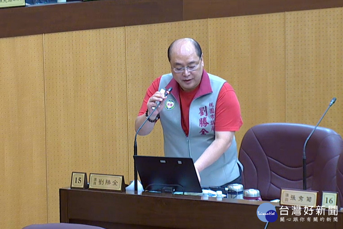 關心地方建設發展，桃園市議員議員劉勝全於議事堂上進行質詢。