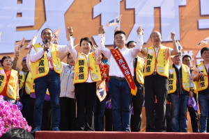 國民黨總統參選人侯友宜與盧秀燕、韓國瑜、顏寬恒一字排開拉抬聲勢。