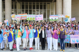 國際終止婦女受暴日，遊行宣導活動縣長王惠美與各會長大合照。圖／彰化縣政府提供