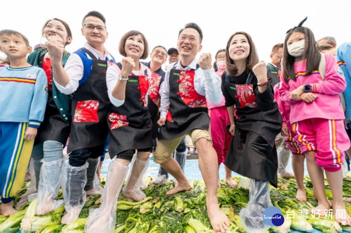蘇副市長參與2023世芥客家菜-千人踩酸菜活動。