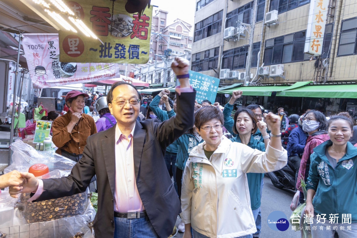 資深媒體人王瑞德陪同林志潔到新竹果菜市場拜票。