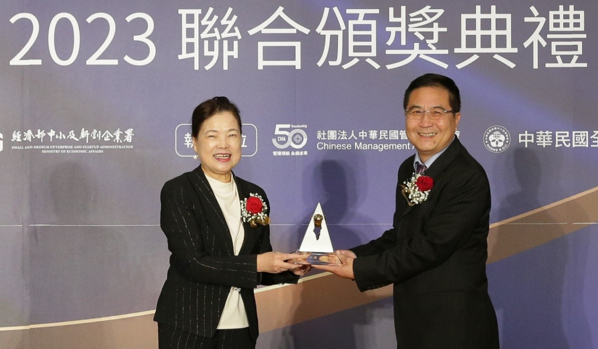 竹陞科技榮獲第26屆小巨人獎，由經濟部部長王美花（左）頒獎給總經理方泰又（右）。