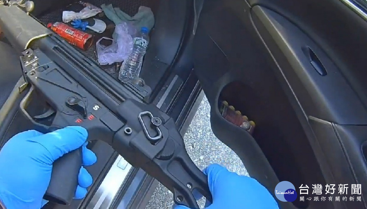 車內副駕駛座起獲鋼珠彈衝鋒槍一把。