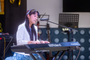 視障音樂家李依娜自彈自唱。