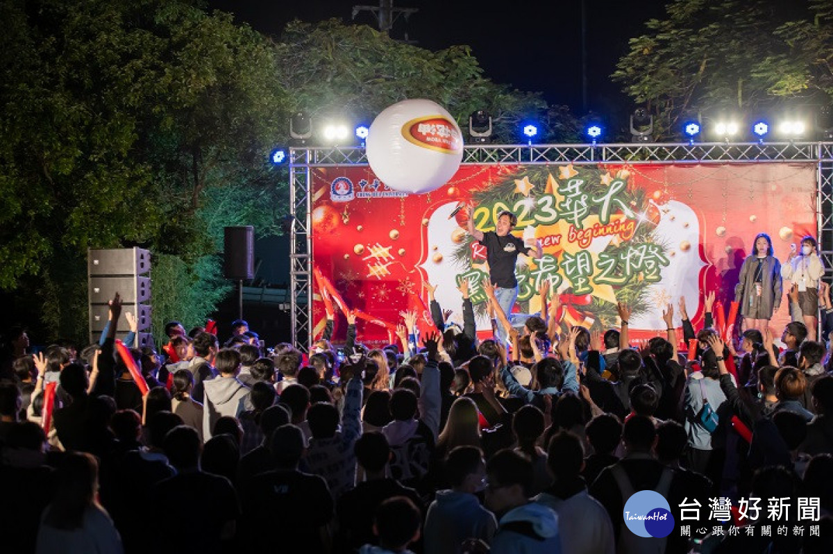 晚會現場湧進約四百多名學生參與，相當熱絡！圖片提供：中華大學風華攝影社