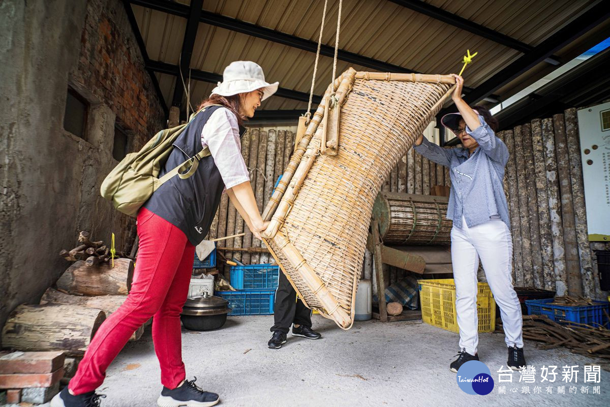 林淑菁(左)離鄉打拼逾30年，中年鮭魚洄游，在勞動部多元就業開發方案的幫助下，順利回到家鄉穩定就業。