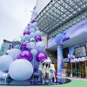 廣三SOGO運用少見紫色調加上約近80顆大小不一的球體來打造獨特且魔幻的聖誕氛圍。圖片業者提供