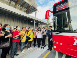 市民大道公車首航。林重鎣