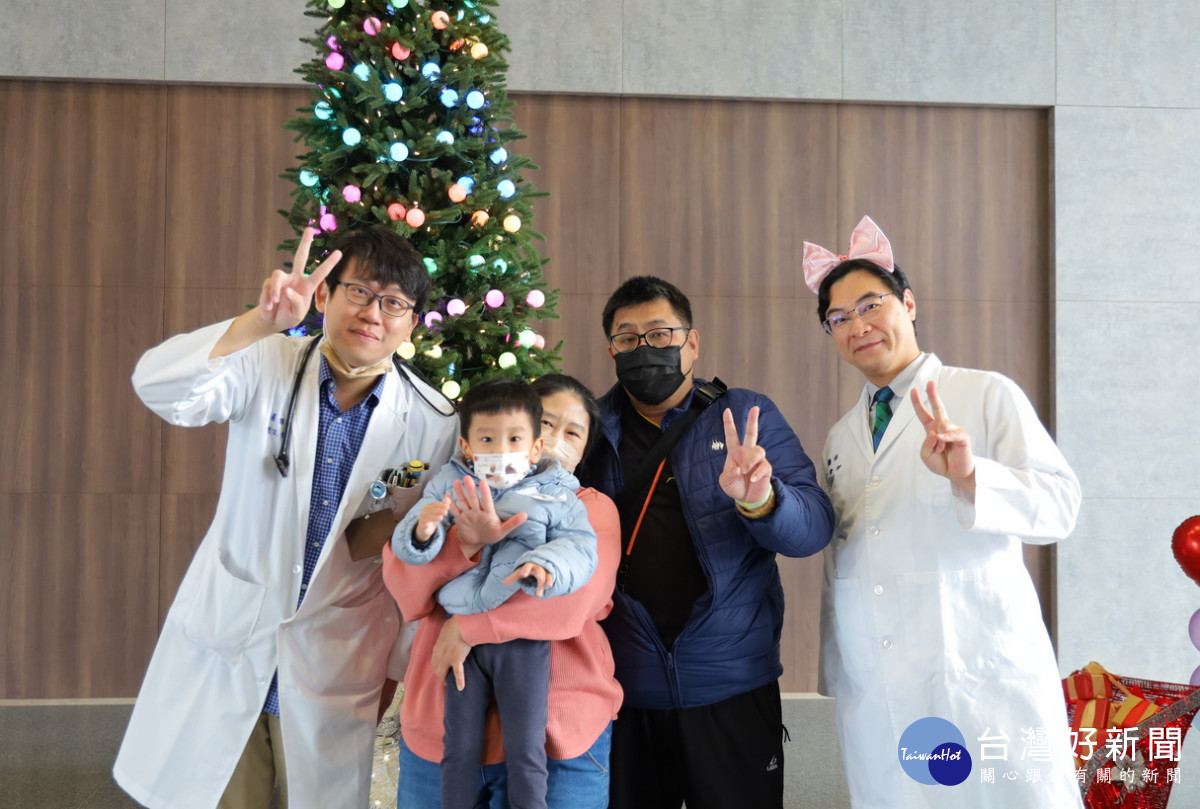 出生時僅590克、如今已滿三歲讀幼兒園的翰翰在爸爸、媽媽的陪同下，與新生兒科主任宋聿翔(右一)及主治醫師陳政偉(左一)。