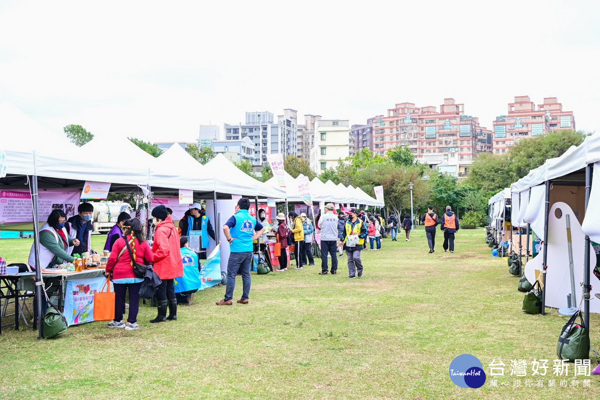 「112年志願服務嘉年華暨NPO成果市集」於新勢公園登場。