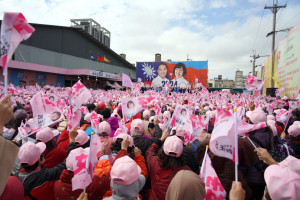 國民黨桃園市第5選區立委呂玉玲舉行龍潭競選總部成立大會，現場湧入6000多人場面熱烈。