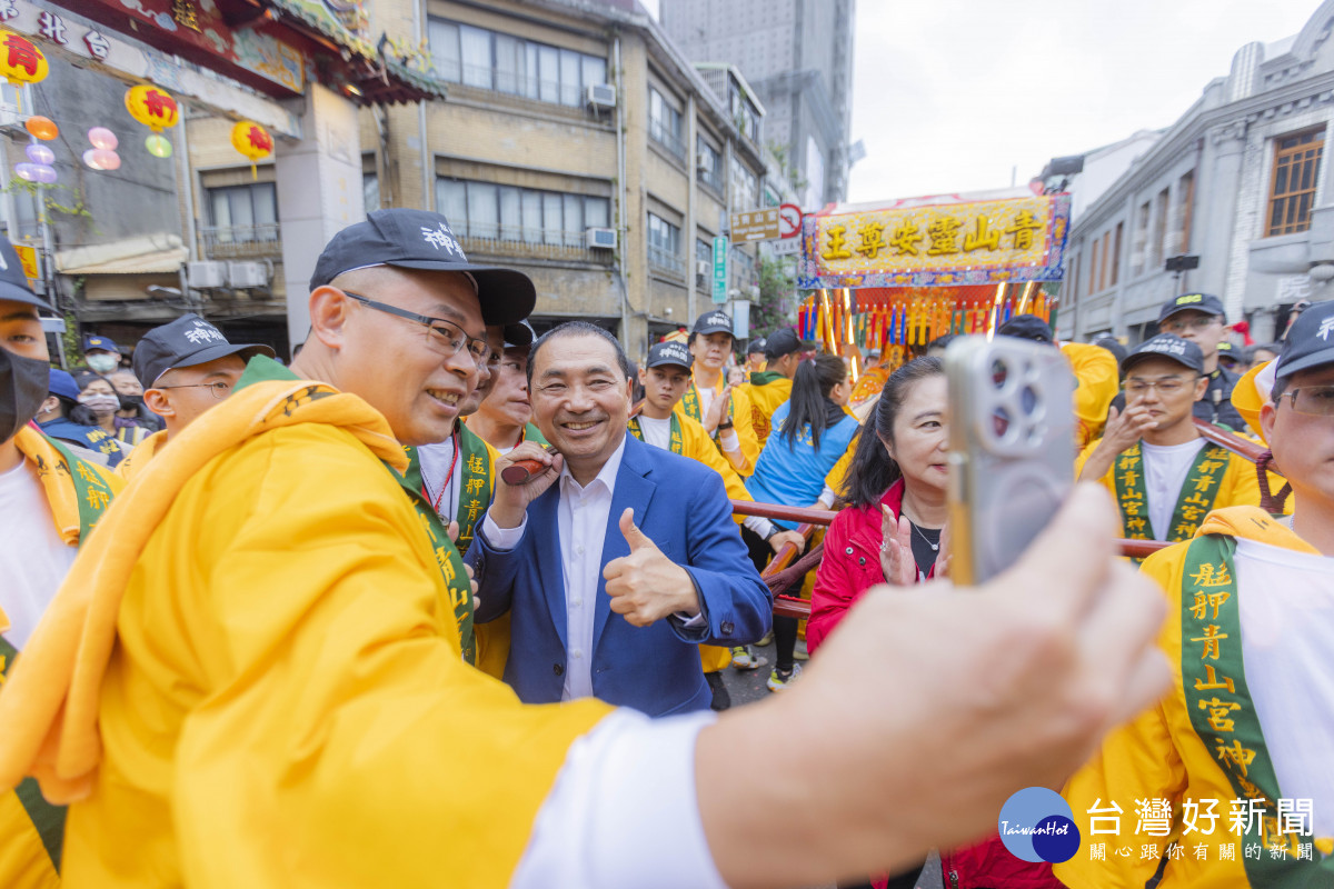 侯友宜參加艋舺青山宮遶境　沿路民眾高喊凍蒜