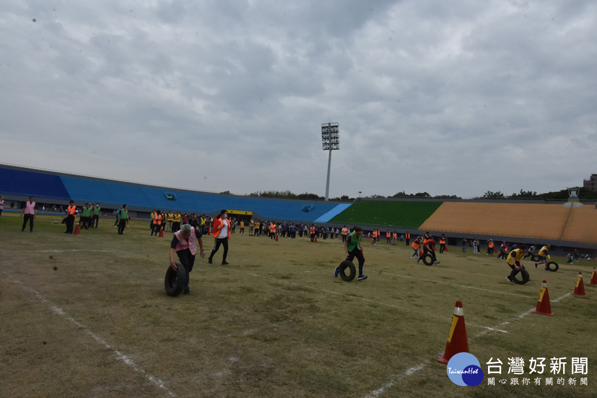 趣味競賽：推動彰基巨輪接力。圖／彰基醫院提供