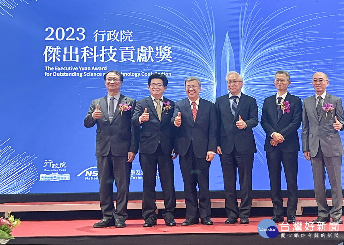 中原大學特聘教授張雍(圖左2)獲頒「2023年行政院傑出科技貢獻獎」。(左3為行政院院長陳建仁)