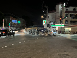 避免進入大型車視線死角及內輪差盲區，以維自身安全。