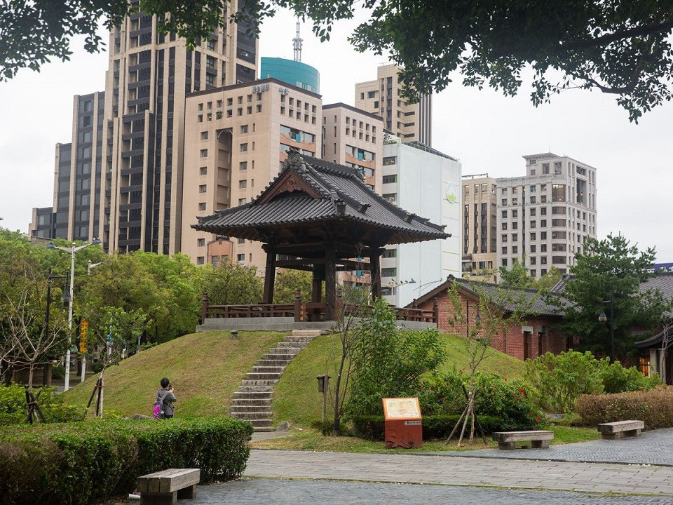 西本願寺廣場的鐘樓及日式建築物，成為鬧區中幽靜的休憩場域。