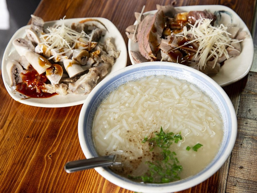 米粉湯及黑白切是想嘗鮮的外國朋友來臺北必吃的常民美食。