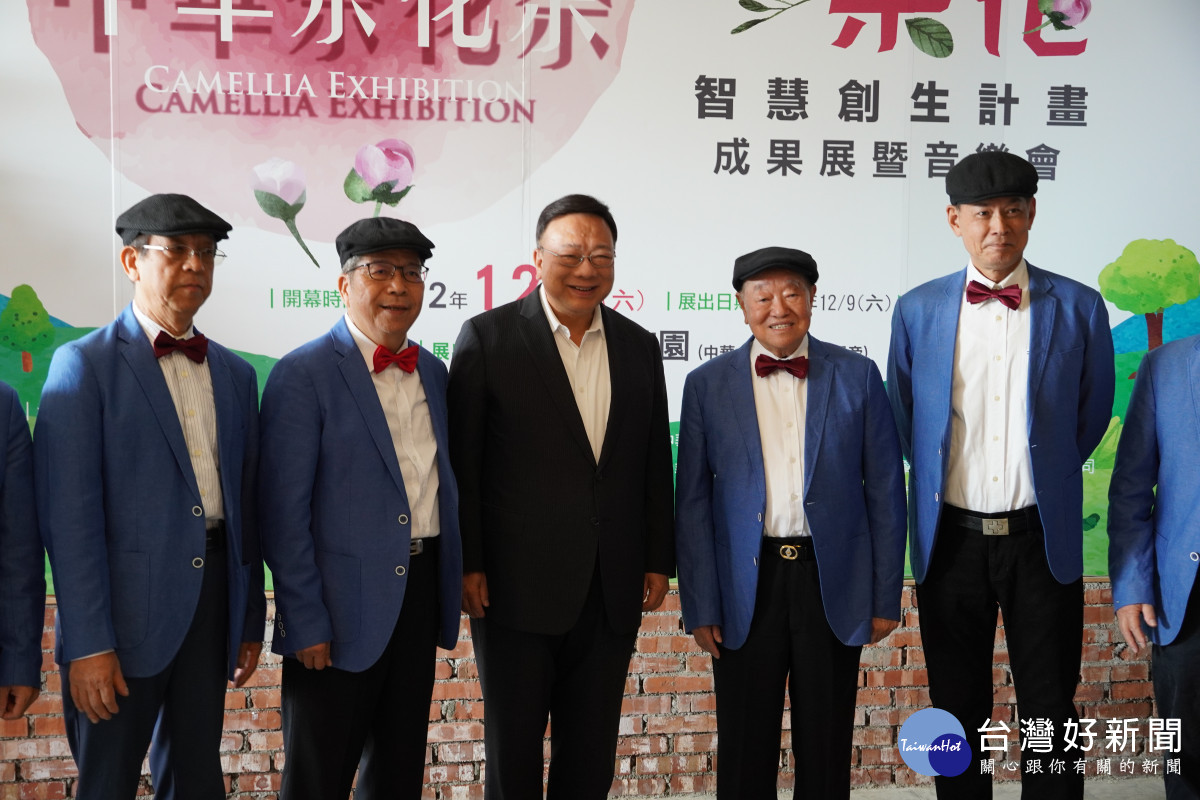 中華大學校長劉維琪（中間）與前交通部長陳世圯（由右至左第二位）帶領的玩風樂團