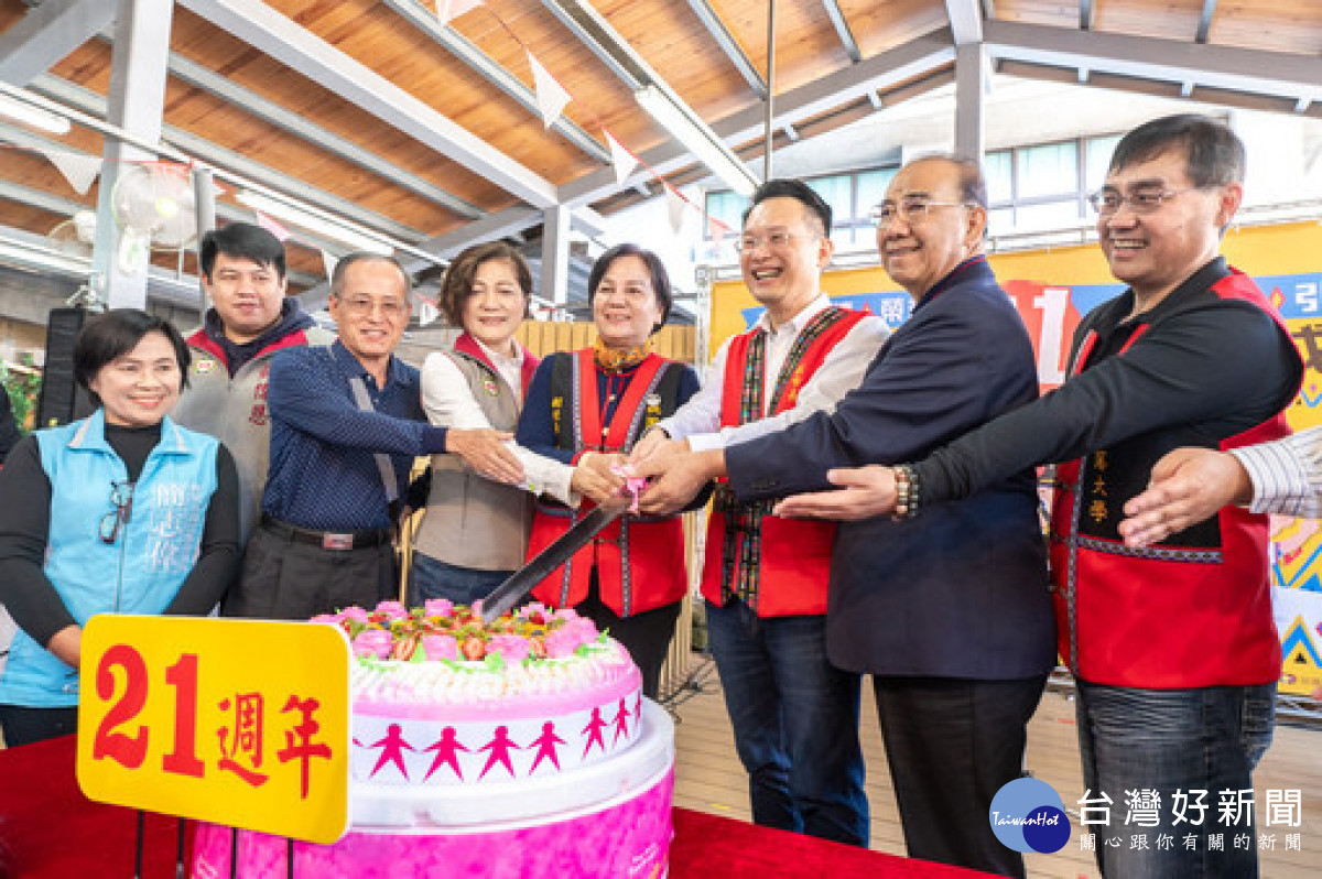 蘇副市長與來賓一同切蛋糕，歡慶桃園市原住民族部落大學21週年。
