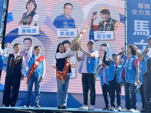 簡千翔議員贈送馬文君蒜頭祝福高票凍蒜。（記者扶小萍攝）